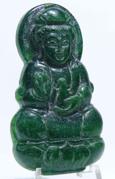 Chine - Idole en jade type Hongshan - Travail récent Petite idole en jade de type hongshan représentant un personnage auréolé assis en tailleur et tenant un flacon dans la main gauche. 55 mm.