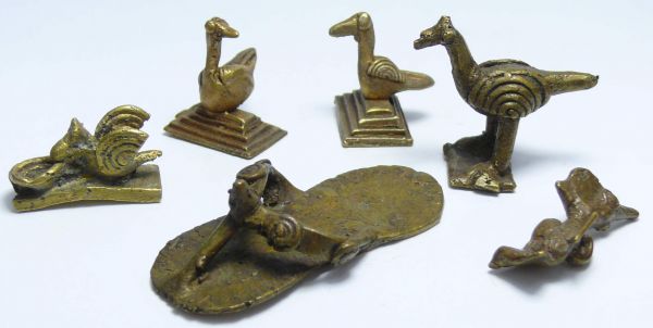 Côte d'Ivoire et Ghana - Culture Akan - Lot de 6 poids en cuivre - 1800 / 1900 ap. J.-C. Lot de 5 poids zoomorphes en cuivre et d'un poids en forme de sandale. De 37 à 67 mm.