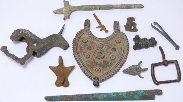 Lot de 11 objets en bronze - Périodes diverses Lot de 11 objets en bronze parmi lesquels un cheval, un morceau de spatule, une pince à épiler, une pointe de broche, une fibule érotique et une grande plaque médaillon décorée. Dimensions : de 30 à 120 mm.