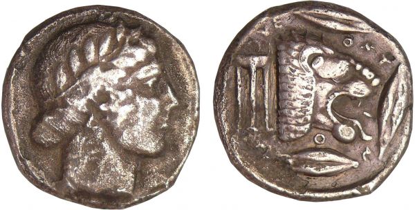 Sicile - Leontini - Tétradrachme (475-466 av. J.-C.) A/ Tête laurée d’Apollon à droite.  R/ ΛΕΟΝ -ΤΙ-ΝΟΝ. Tête de lion à droite la gueule béante, tirant la langue. Trois feuilles d’orge autour et un trépied derrière la tête.  Coll. F. Febrer. (REF: GC.834-Pozzi.472)