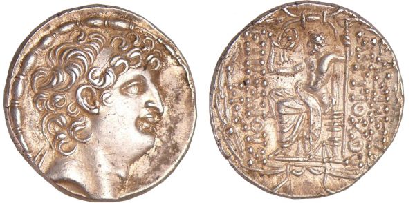 Seleucide - Antiochus VIII, Grypos - Tétradrachme (125-96 av. J-C) A/ Tête diadémée d’Antiochus VIII à droite.  R/ ΒΑΣΙΛΕΩΣ / ΑΝΤΙΟΧΟΥ / ΕΠΙ-ΦΑΝΟΥΣ  / ΑΡ / ΑΝ. Zeus Uranios assis à gauche, la tête surmontée d'un croissant. Coll. F. Febrer. Vente CGB 38, lot 313. (REF: GC.7145-Pozzi.3015)