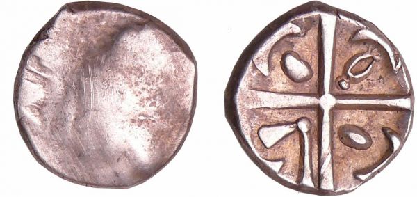 Tectosages - Drachme à la tête romanisée (121-52 av. J.-C.) uniface A/ Lisse. R/ Anépigraphe. Croix bouletée au centre, formée de quatre cantons, cantonnée de trois balles de fronde surmontés d'un croissant et d'une hache surmonté d'un croissant. (REF: LT.3132-Savès.55)