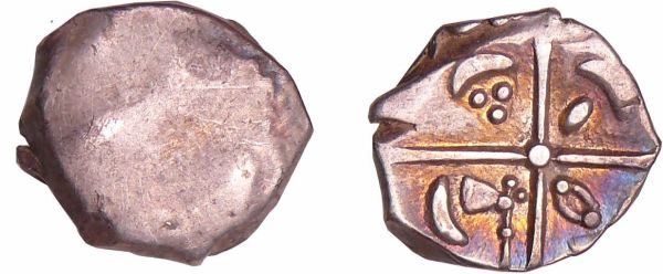 Tectosages - Drachme à la tête romanisée (121-52 av. J.-C.) uniface A/ Lisse. R/ Anépigraphe. Croix bouletée au centre, formée de quatre cantons, cantonnée de deux balles de fronde surmontés d'un croissant, de trois points surmontés d'un croissant et d'une hache surmonté d'un croissant. (REF: LT.3132-Savès.55)