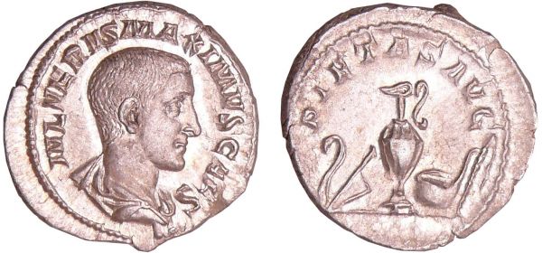 Maxime - Denier (235-236, Rome) A/ IVL VERVS MAXIMVS CAES Buste nu et drapé à droite.  R/ PIETAS AVG. Simpule, aspersoir, vase à sacrifices, bâton d'augure et couteau de sacrificateur. (REF: C.1 (20f)-RCV.8404 ($450)-RIC.1)