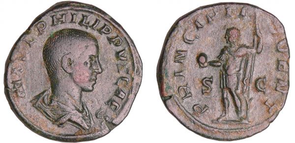 Philippe II - Sesterce (245-246, Rome) A/ M IVL PHILIPPVS CAES Buste nu et drapé à droite.  R/ PRINCIPI IVVENT // SC dans le champ. Philippe en habits militaires, debout à gauche, tenant une haste et un globe. (REF: C.49 (6f) - RCV.9249 ($400)-RIC.256)