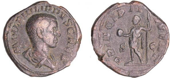 Philippe II - Sesterce (245-246, Rome) A/ M IVL PHILIPPVS CAES Buste nu et drapé à droite.  R/ PRINCIPI IVVENT // SC dans le champ. Philippe en habits militaires, debout à gauche, tenant une haste et un globe. (REF: C.49 (6f) - RCV.9249 ($400)-RIC.256)