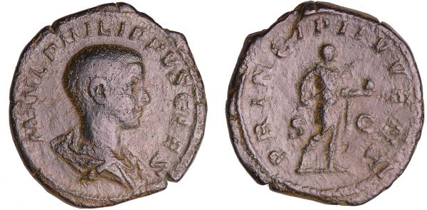 Philippe II - Sesterce (245-246, Rome) A/ M IVL PHILIPPVS CAES Buste nu et drapé à droite.  R/ PRINCIPI IVVENT // SC dans le champ. Philippe en habits militaires, marchant à droite, tenant une haste et un globe. (REF: C.55)