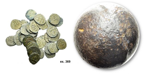 Carlo Emanuele I, 1580-1630. Lot of 103 coins and 1 round shot (78 mm, 1900 g). Total (103). BI.
Carlo II : 1/4 Grosso VI tipo.
Carlo Emanuele I : 1/4 Soldo II tipo, Gex (1), altri (8); II+IV tipo, Chambéry (4), Aosta (5), altri (9); III tipo, Bourg (3), Gex (1); IV tipo, Aosta (5); VI tipo (1); VIII tipo (2).
1/4 Grosso II tipo, 1589 (2), 1590 (4), 1591 (1), 1592 (3), 1593 (2), 1594 (1), 1595 (3), altri (41).
Parpagliola II tipo, Bourg (2).
Contraffazione : tipo Carlo Emanuele I, 1/4 Grosso : Passerano, i Radicati (2); Castiglione, Rodolfo Gonzaga (1); Messerano, Filiberto Ferrero Fieschi (1). 

Trouvé il y a plusieurs dizaines années dans la région de Chancy (Genève). Les pièces furent découvertes autour du boulet, ce qui laisse penser que le malheureux propriétaire de cette bourse fut touché et les pièces ainsi dispersées...