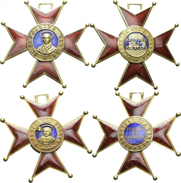 Lot of two gold crosses : Order of San Gregorio Magno (established 1831) 41.5x41.5 mm. Total (2). AU. 11.30, 11.15 g. Good condition
Missing suspensions and ribbons, enamel missing in the second cross.