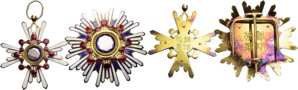 Hiro-Hito, 1926-1989. Lot of 2 decorations : Order of the Sacred Treasure (established 1888). First Class Set, including a badge in gilt silver and enamels, 63 x 71 mm, and star in gilt silver and enamels, 74 x 74 mm. No sash, in original lacquer case of issue. Total (2). Werlich fig. 605 & 606. AR. 65.3, 100.3 g. XF (2)