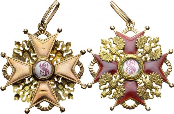 Imperial and Royal order of Saint Stanislas (founded 1765, Russian Order since 1831). Badge of second class in gold, 2nd type, Hallmarks of Eduard in St Petersburg and Varvara Petrovna Dietwald (1910-1914), 49.5x52.5 mm (without rings). Romanoff 39; Gritzner p. 432-433. AU. 21.60 g. XF
Mounted short ribbon plus a length of unmounted band.