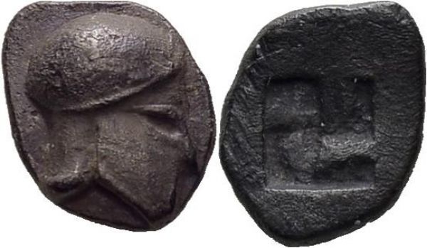 Massilia. Obole au casque ionien, type assimilé au trésor d'Auriol, 475-460 av. J.-C. LT 188. AR. 0.81 g. TTB+  Très rare dans cette qualité. 